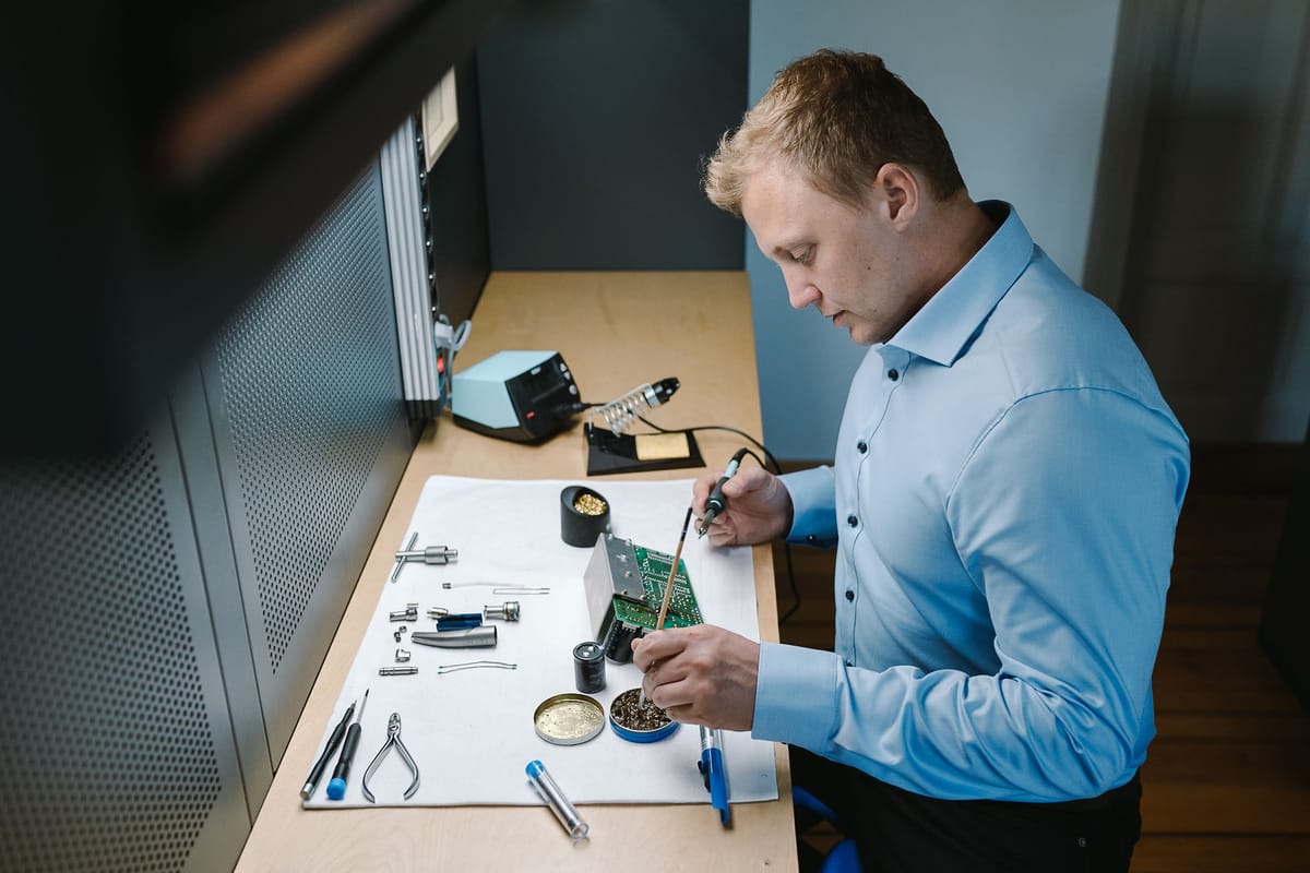 B&J Dental - Ron Barnekow - Bei der Dentalreparatur