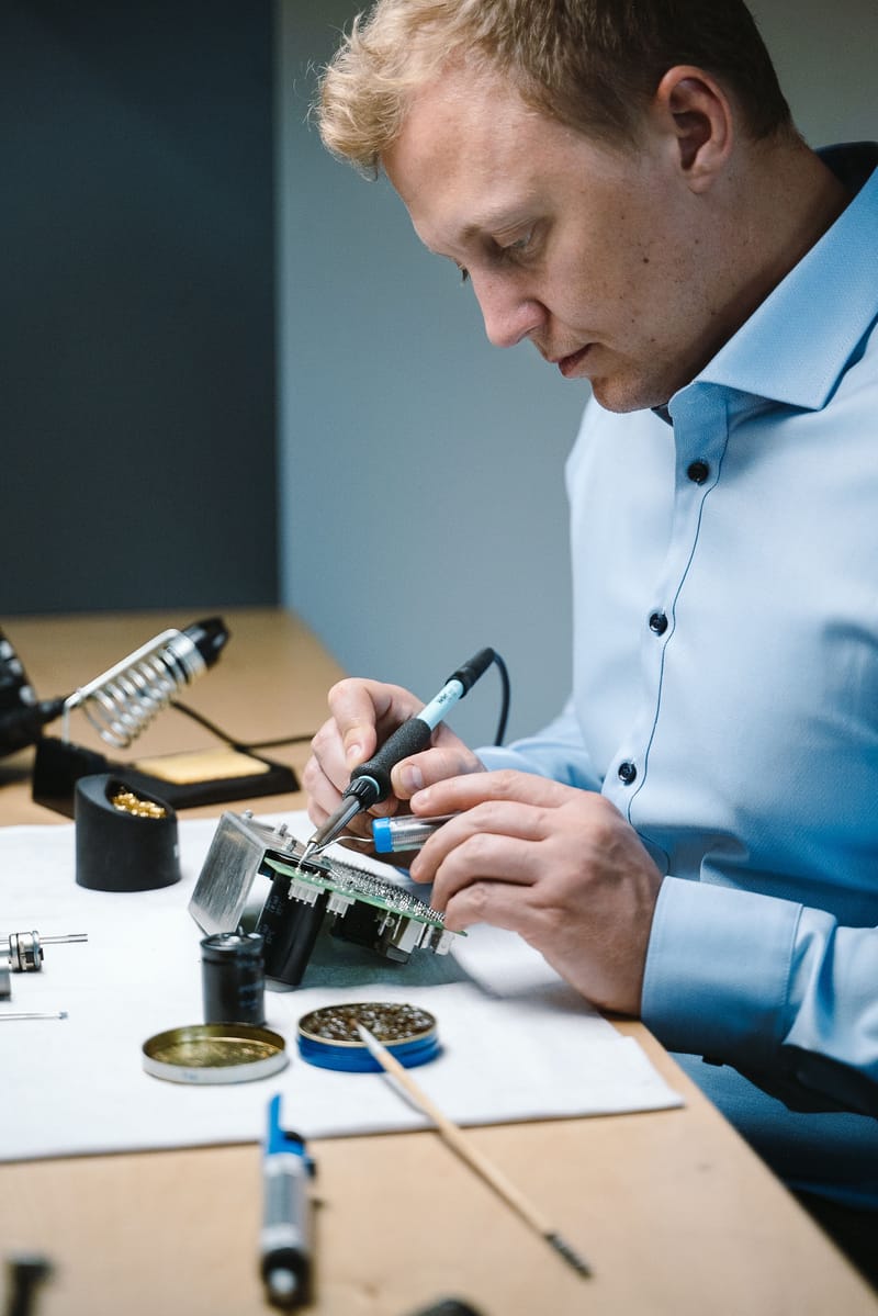 B&J Dental - Ron Barnekow in seiner Werkstatt während einer Reparatur